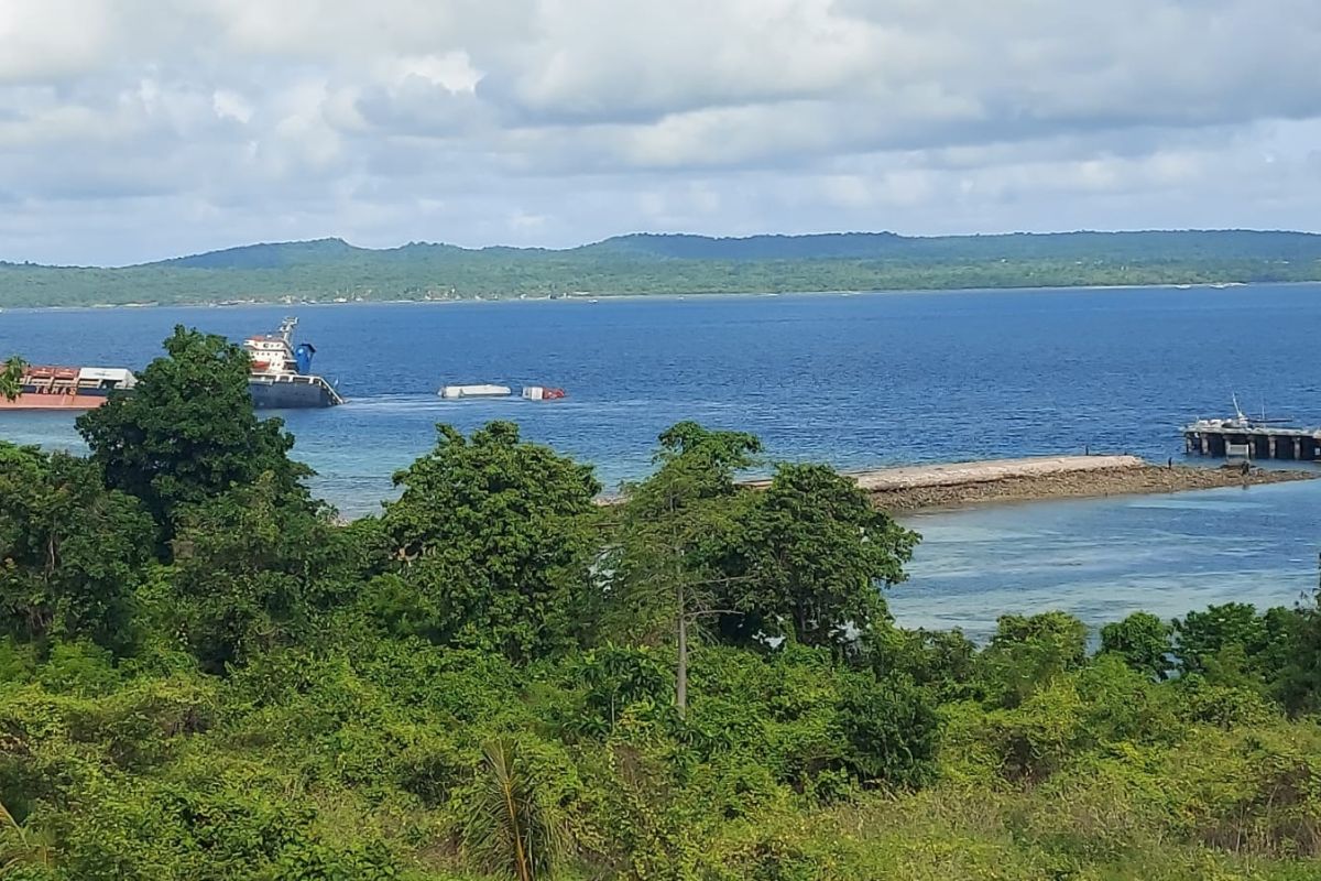 Kapal Kargo Tenggelam di Perairan Kupang, Banyak Peti Kemas yang Hilang