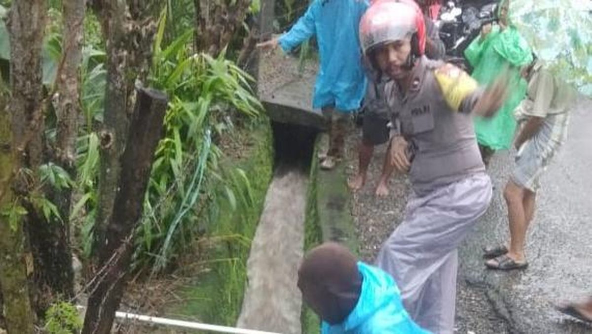 Bocah 10 Tahun Tewas Terseret Banjir Setelah Bermain di Saluran Air di Sulsel