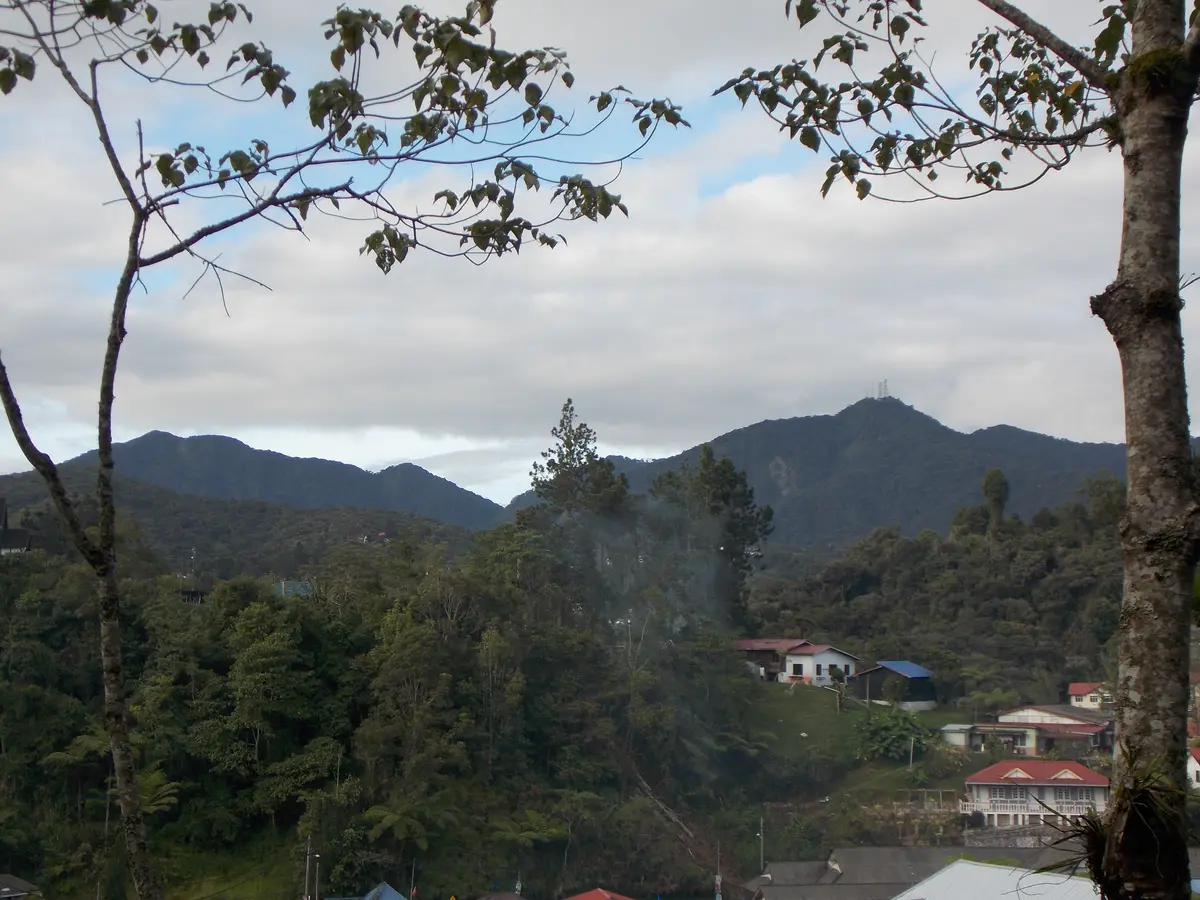 Keindahan dan Tantangan Gunung Irau