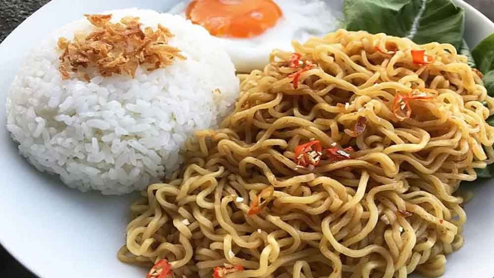 Bahaya Makan Mie Instan dengan Nasi untuk Tubuh