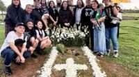 Mengunjungi Makam Ricky Siahaan Kenangan dan Kebersamaan
