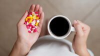 Bahaya Minum Kopi Setelah Obat dan Jarak Aman Konsumsinya